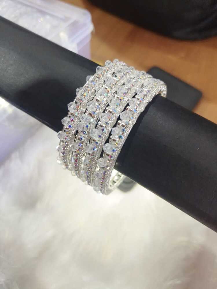 Fancy White Bangle (4pcs)